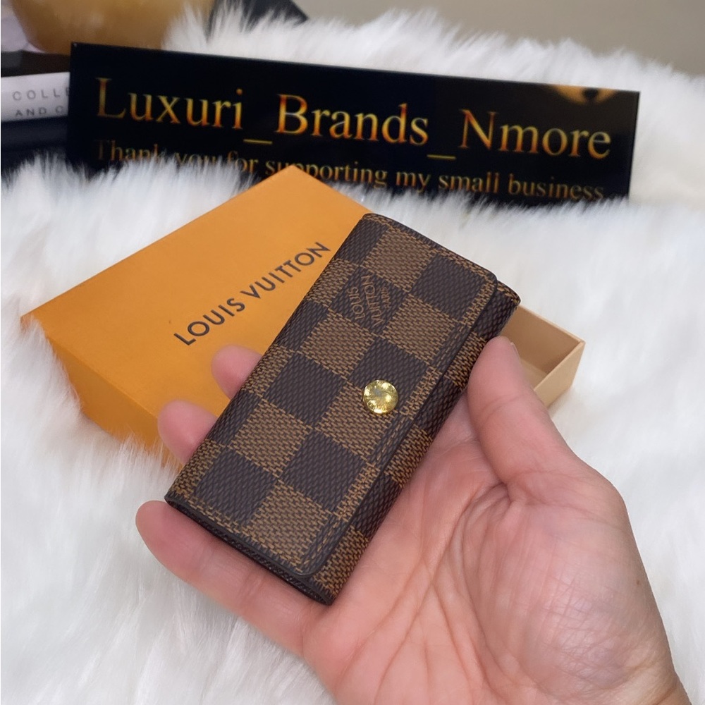 LOUIS VUITTON KEY HOLDER